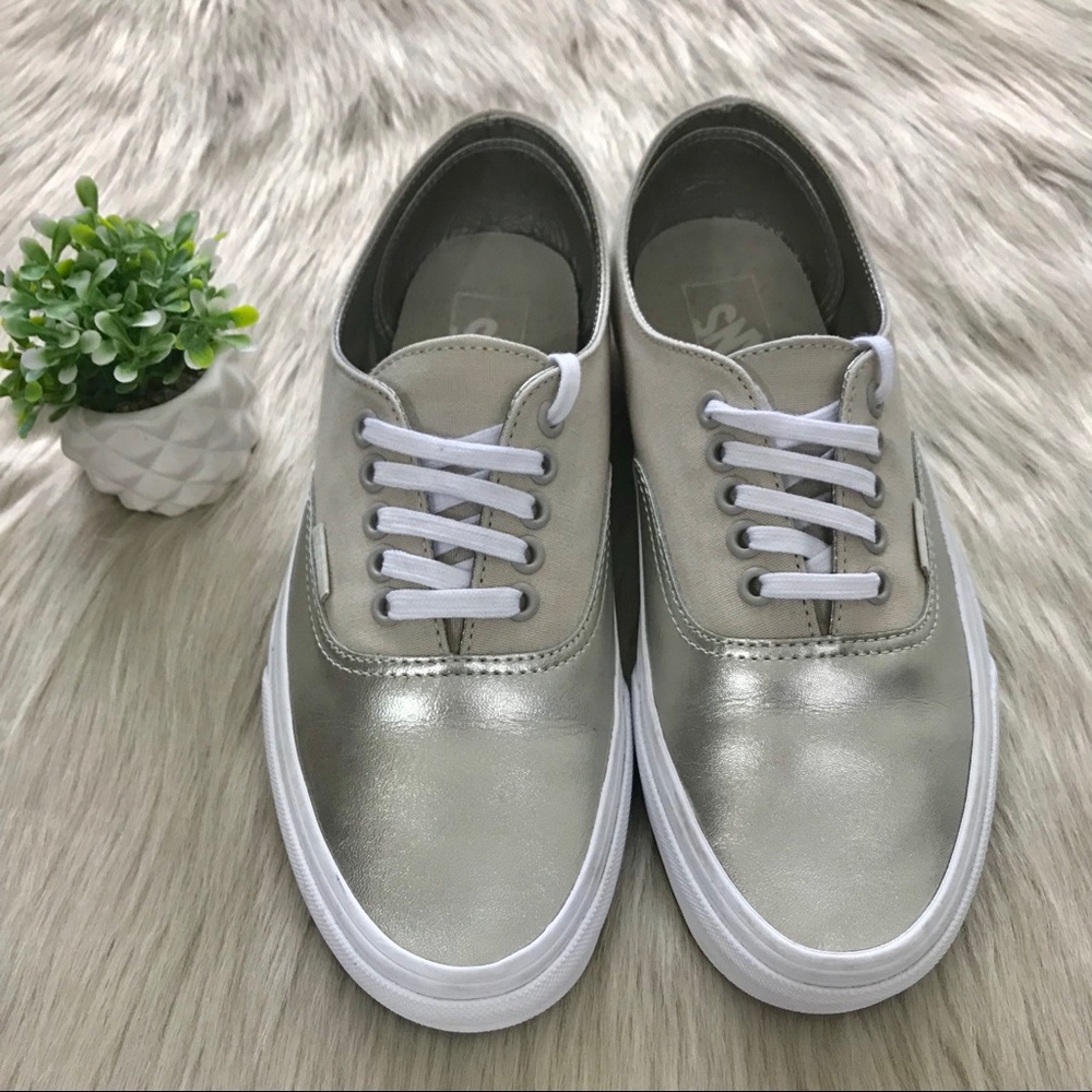 ✨Vans Classic Two tone Lace up Sneaker✨